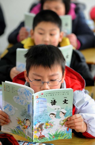 2月17日,南京凤凰花园城小学四年级二班的学生在阅读刚领到的免费新课本。当日,南京各小学的学生在新学期开学报到时领到了免费的新课本。2008年春季新学期开始,江苏省向全省城乡义务教育阶段学生免费提供教科书,包括公办校、民办校学生及民工子弟在内的受益学生达727万。免费教科书包括国家课程教科书、省地方课程教科书以及有关学科补充习题、图册和英语磁带。2007年春季,江苏省已对全省城乡义务教育阶段学生全面免收学杂费。新华社记者 孙参 摄