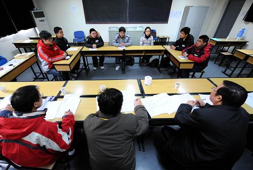 “十一五”期间,根据中央统筹安排,2006年开始在西部地区农村实施免费义务教育,2007年扩大到中东部地区农村,2008年全面实施城乡免费义务教育。3年3大步,中国教育事业迎来了历史性发展。 “有学上”还要“上好学”。2010年,中央召开全国教育工作会议,制定《国家中长期教育改革和发展规划纲要(2010-2020年)》,确定了未来教育工作重点:逐步解决资源配置不均衡,着力改革人才培养体制,不断完善国家助学制度…… 这是2010年2月2日,南京东南大学举行自主招生选拔录取“特等生”面试,几名考生(后)在参加小组面试,就考题内容各抒已见。2010年共有近4000名考生参加东南大学自主招生测试。 新华社记者孙参摄