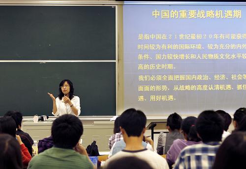 “十一五”期间,根据中央统筹安排,2006年开始在西部地区农村实施免费义务教育,2007年扩大到中东部地区农村,2008年全面实施城乡免费义务教育。3年3大步,中国教育事业迎来了历史性发展。 “有学上”还要“上好学”。2010年,中央召开全国教育工作会议,制定《国家中长期教育改革和发展规划纲要(2010-2020年)》,确定了未来教育工作重点:逐步解决资源配置不均衡,着力改革人才培养体制,不断完善国家助学制度…… 这是2010年6月2日, 上海大学的思想政治课课堂上,“问题解析式”教学模式让思想政治课“活”起来。2009年受教育部委托,上海大学承担了在思想政治课中开展“六个为什么”教学试点工作。上海大学努力创新思想政治课教学方式方法和途径,面向全校64个班级、近万名学生开展试点,并以试点为契机,积极探索“问题解析式”教学模式,依托马克思主义理论等多学科支撑,广泛采集、系统解答学生疑问,有效提升了思想政治课教学的针对性和有效性,有力推动了教师队伍建设和学科发展,让思想政治课“活”了起来。 新华社记者刘颖摄