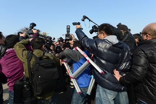 3月3日,中国人民政治协商会议第十二届全国委员会第一次会议在北京人民大会堂开幕。这是记者在天安门广场上采访全国政协委员。新华社记者秦晴摄