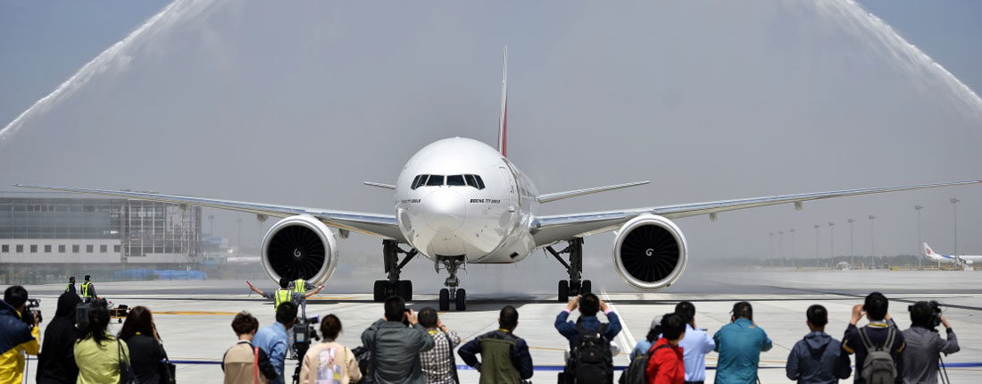 经银川至郑州航线_底特网 5月3日,阿联酋航空波音777飞机抵达银川河东国际机场,通过欢迎仪式上的水门。当日13时35分,阿联酋航空架波音777飞机降落在银川河东国际机场,阿联酋航空迪拜经银川至郑州航线正式开通。新华社记者王鹏 摄 5月3日,在银川河东国际机场,群众载歌载舞欢迎来宾。新华社记者 王鹏摄 5月3日,来自阿联酋的旅客抵达银川河东国际机场。新华社记者 王鹏摄 责任编辑:王洋