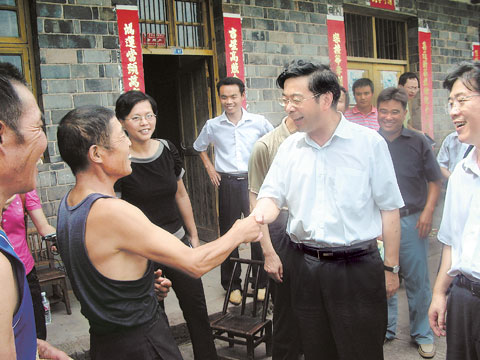 周强深入沅陵县深溪口乡看望移民. 记者 金中基 摄