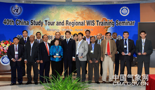 气象局向十六个亚洲发展中国家捐赠气象仪器设