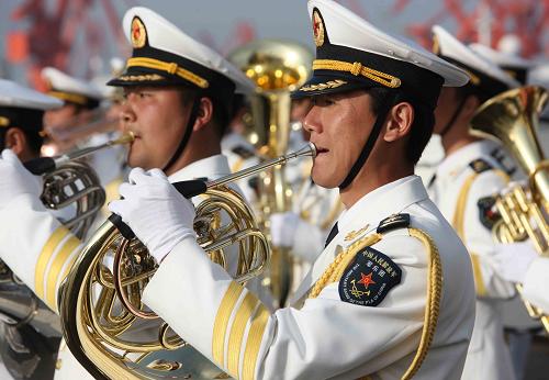 4月18日,中国人民解放军军乐团奏欢迎曲. 新华社记者 王建民 摄