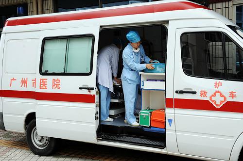 5月29日,定点收治甲型H1N1流感患者的广州市第八人民医院的医护人员在整理救护车上的医疗器具。新华社记者 刘大伟 摄