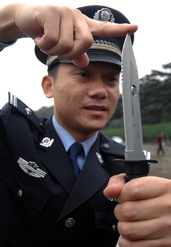 南京一民警展示配发的警用制式刀具(10月13日摄).新华社记者韩瑜庆摄