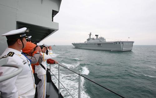 这是新西兰海军"特马纳"号导弹护卫舰接受检阅.