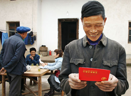 江西南康向农村特困人员发放低保金