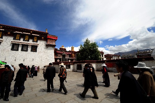 拉萨市大昭寺恢复向公众开放