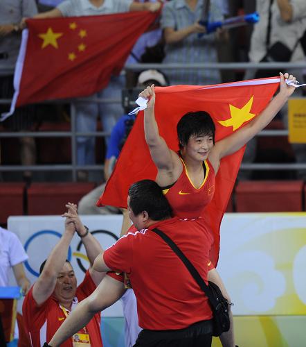 王娇获得北京奥运会摔跤女子自由式72公斤
