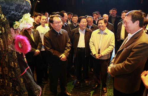 这是11月21日,李长春在深圳歌舞团排练厅与演职人员交谈。 新华社记者庞兴雷摄