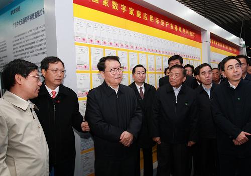 这是11月19日,李长春在位于广州市的国家数字家庭应用示范产业基地考察。 新华社记者庞兴雷摄