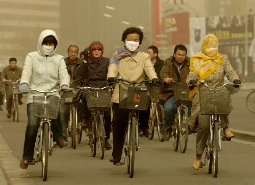 呼和浩特市的一些市民在外出时戴上了纱巾或口罩.新华社记者 李欣摄