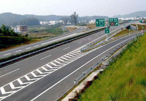 10月28日在江西省婺源县境内拍摄的景婺黄(常)高速公路段.