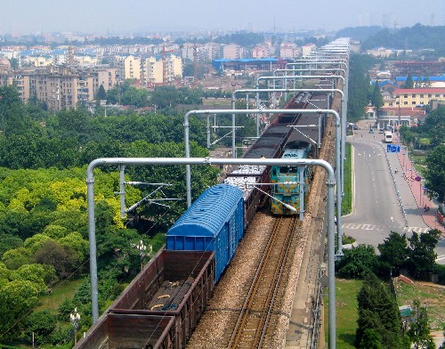 6月2日,列车在经电气化改造后的京沪铁路南京长江大桥南引桥上行驶.