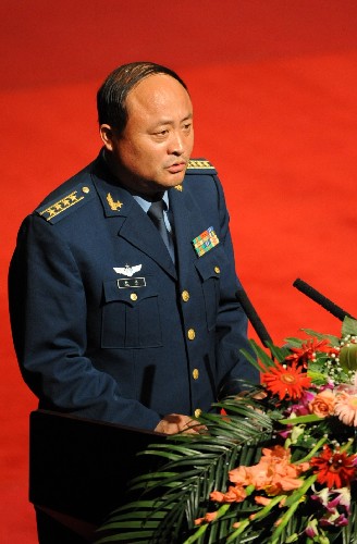 6月18日,空军空降兵某师师长杨杰在会上作报告.