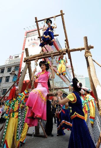 5月3日,来自云南怒江傈僳族自治州的傈僳族青年在昆明南屏街头表演