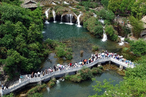 5月2日,游客在贵阳市花溪区天河潭景区旅游.新华社发(吴东俊 摄)