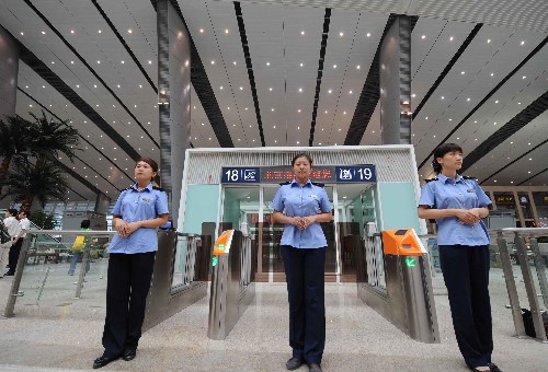 这是北京南站的检票口(7月31日摄).新华社记者 李文 摄