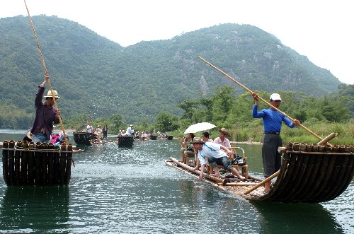 竹筏漂流乐趣多