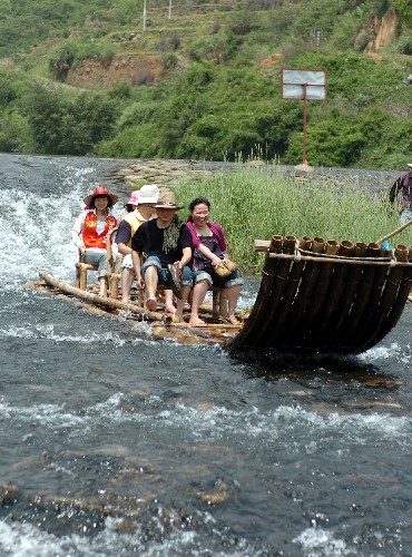 5月6日,游客在杨家溪风景区体验竹筏漂流 新华社记者 金良快 摄