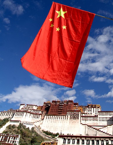     10月1日,拉萨街头及布达拉宫广场挂起了国旗.