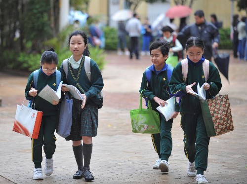 3月31日,小学生在上学路上.