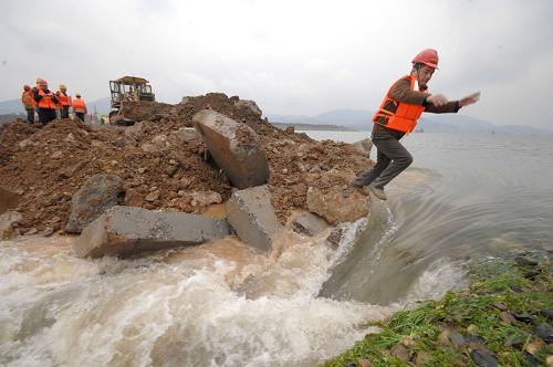 汉江崔家营工程导流明渠成功截流