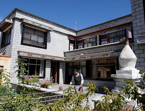 西藏曲水县南木乡农民达桑家新盖的藏式小楼房(9