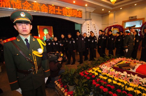 新疆为反恐烈士黄强举行追悼会