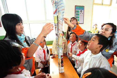 10月3日,在静宁县古城乡丁寺村苗圃希望小学,来自香港的爱心人士和学生一起做游戏。10月1日至4日,由香港“苗圃行动”、中国青基会及甘肃省青基会三方合办的大型助学筹款活动在甘肃省平凉市静宁县举行。42名香港爱心人士在静宁县境内步行70公里,深入农村体验生活,并举办创意课堂,与当地学生交流。据了解,自去年以来,香港“苗圃行动”在甘肃平凉市已累计捐资近600万元,援建希望小学9所。新华社发(杨昕 摄)