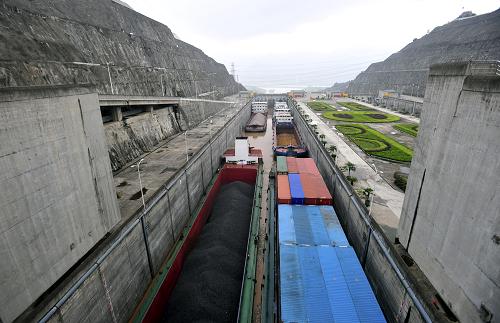     7月22日,货轮开进三峡五级船闸北二闸室上行