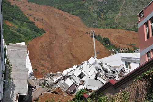 四川省汉源县突发山体滑坡 致20人失踪