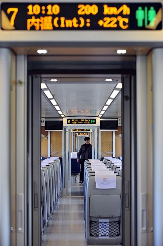 首次试运行中的广珠城际铁路crh1a-250型动车组内景(12月31日摄).