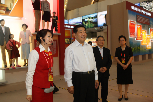 贾庆林参观中华人民共和国成立60周年成就展