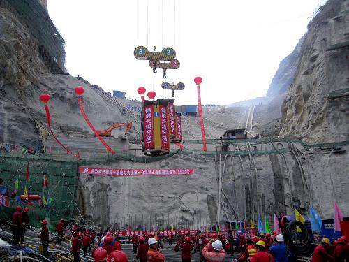     10月23日,锦屏一级水电站大坝混凝土吊罐徐徐落下