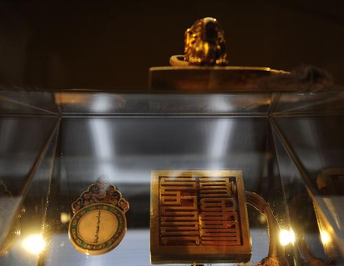 这是1月4日在日本东京国立博物馆举行的“北京故宫博物院200选”展览上拍摄的一枚展出的玺印。新华社记者 季春鹏 摄