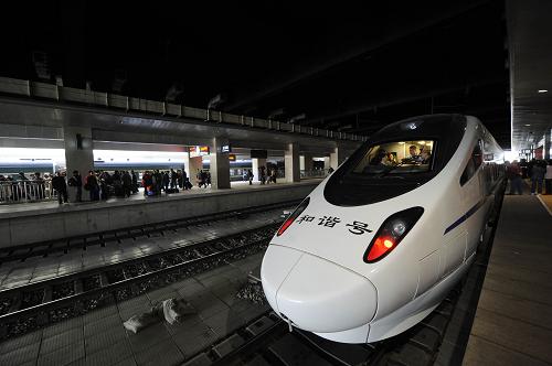 4月1日,d2002次crh5型动车组即将驶离太原站.新华社记者燕雁摄