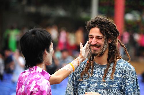 别样泼水节 没水也尽兴