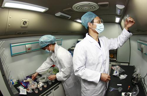 上海出入境检验检疫局的工作人员在检测车内对机场内的抽查食品进行