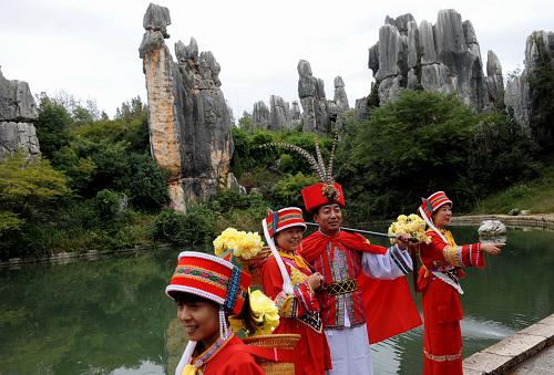     游客身着民族服装在云南石林的"阿诗玛"景区留影