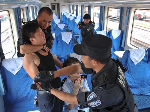 7月9日,重庆铁路公安处特警支队的特警队员在硬座车厢开展人质劫持