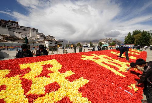 5月21日,施工人员正在布置布达拉宫广场.新华社记者 觉果 摄