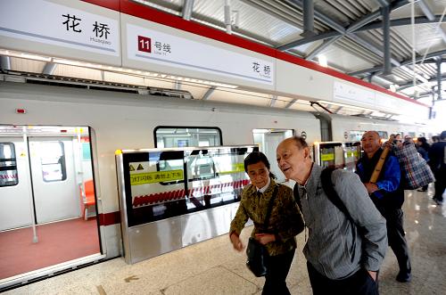 10月16日,来自上海的乘客在花桥站下车。新华社记者 刘巍巍 摄