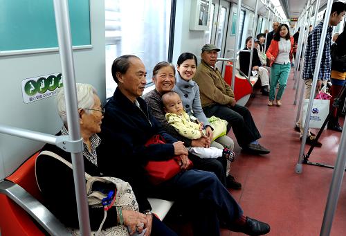 10月16日,苏沪两地乘客乘坐我国首条跨省地铁。新华社记者 刘巍巍 摄