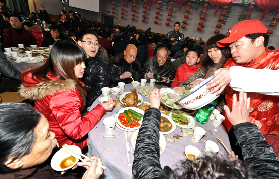 北京大兴留民营年三十举办千人饺子宴