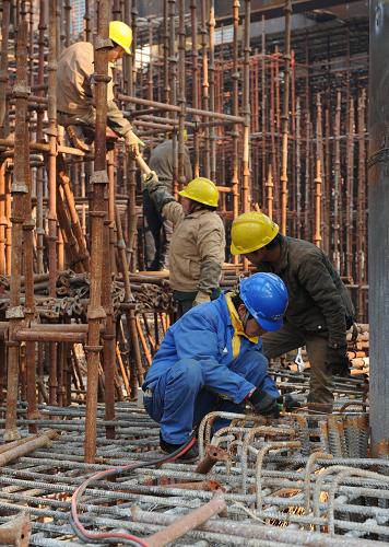     2月5日,在杭州铁路新东站建设工地上,工人们抓紧