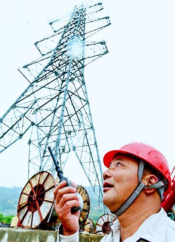 电网福建省送变电工程公司现场指挥员在宁德核电站架线工地指挥施工