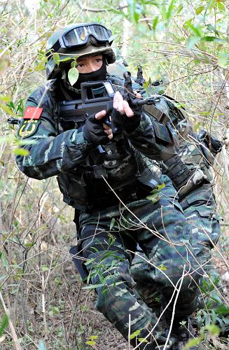厦门武警特战队举行山林地反恐实战演练