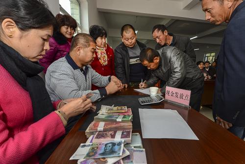 新疆:农民喜领良种补贴款